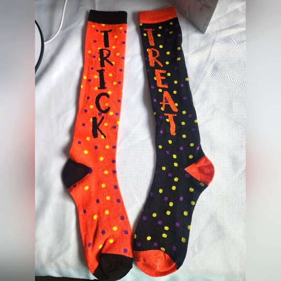 🔥SPOOKY "TRICK OR TREAT" SOCKS🔥 - Picture 2 of 4
